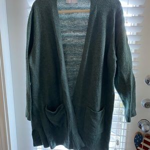Old Navy. 2x Plus. Green long cardigan sweater. Has pockets. (Tub C)